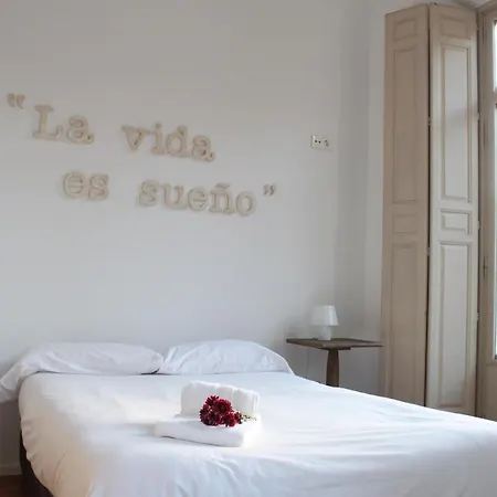 Life Calderon Apartment *