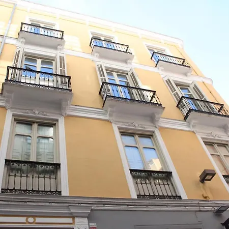 Apartment Life Calderon